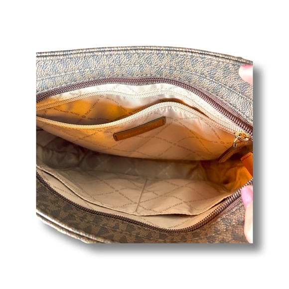 Michael Kors Jet Set Travel LG Messenger Crossbody - Picture 4 of 4